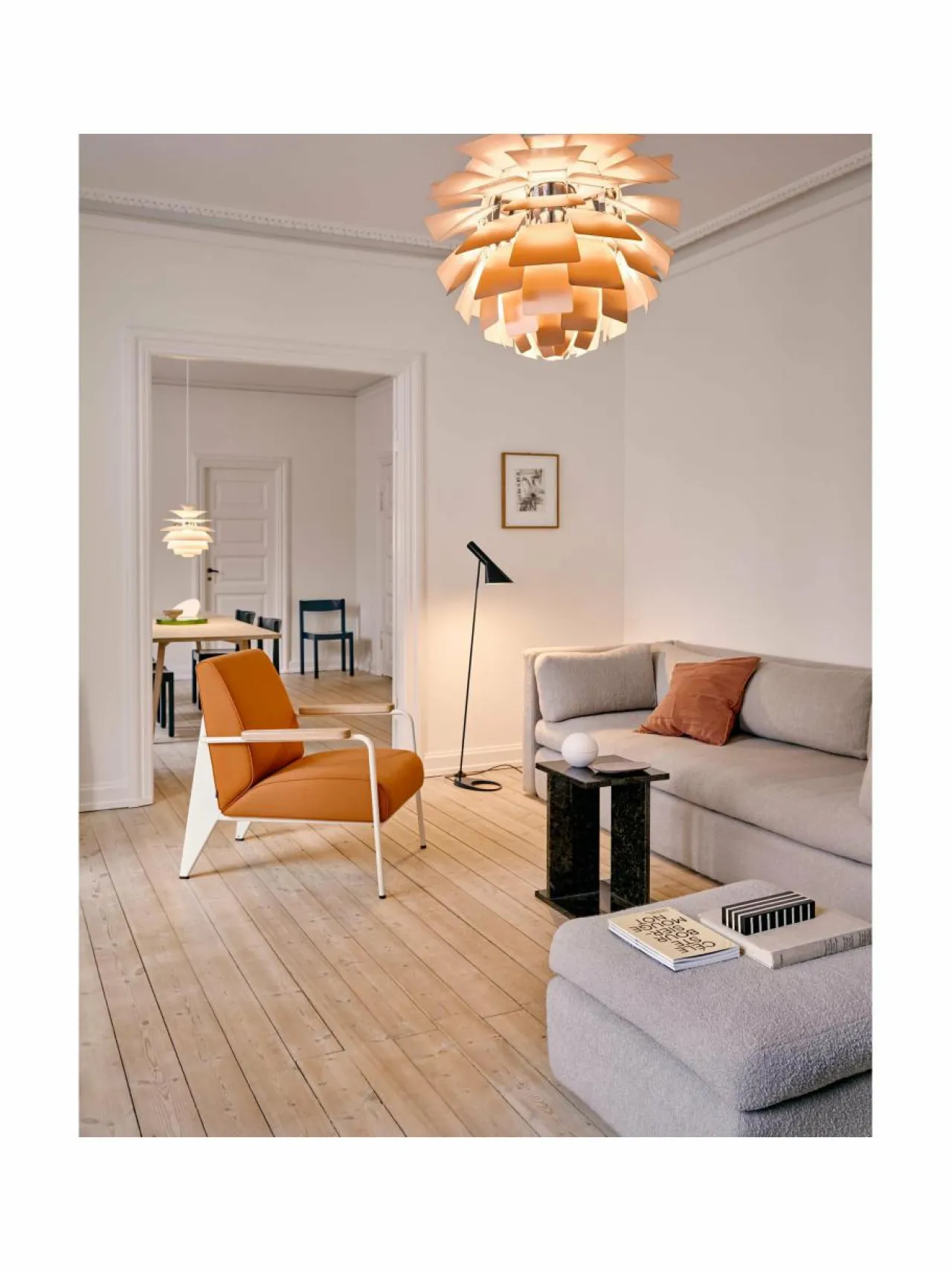 Lattiavalaisimet<Louis Poulsen AJ-lattiavalaisin MUSTA