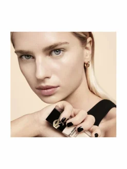 Kasvot<Yves Saint Laurent All Hours foundation -meikkivoide