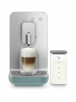Kahvin- & Vedenkeittimet<Smeg BCC13BLMEU- täysautomaattinen kahvikone ja maidonvaahdotin EMERALD GREEN