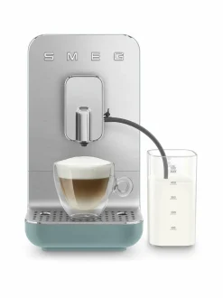Kahvin- & Vedenkeittimet<Smeg BCC13BLMEU- täysautomaattinen kahvikone ja maidonvaahdotin EMERALD GREEN