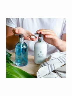 Naiset<Molton Brown Coastal Cypress Sea Fennel Hand Lotion -käsivoide 300 ml