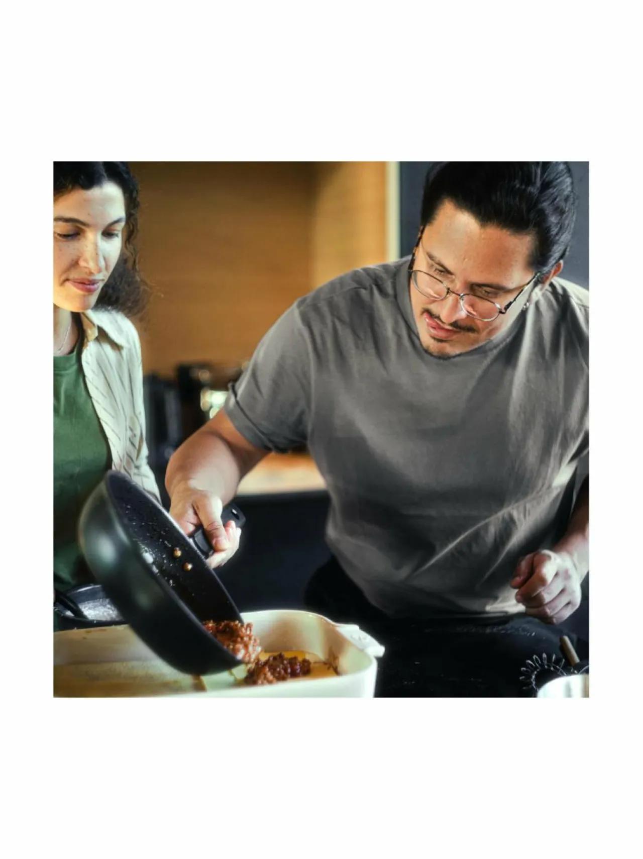 Keitto- & Paistoastiat<Fiskars Hard Face Sauté -paistinpannu kannella, 24 cm BLACK