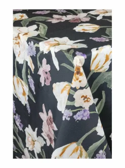 Huovat & Päiväpeitot<Pentik Helmililja-pöytäliina 145 x 250 cm DARK GREY