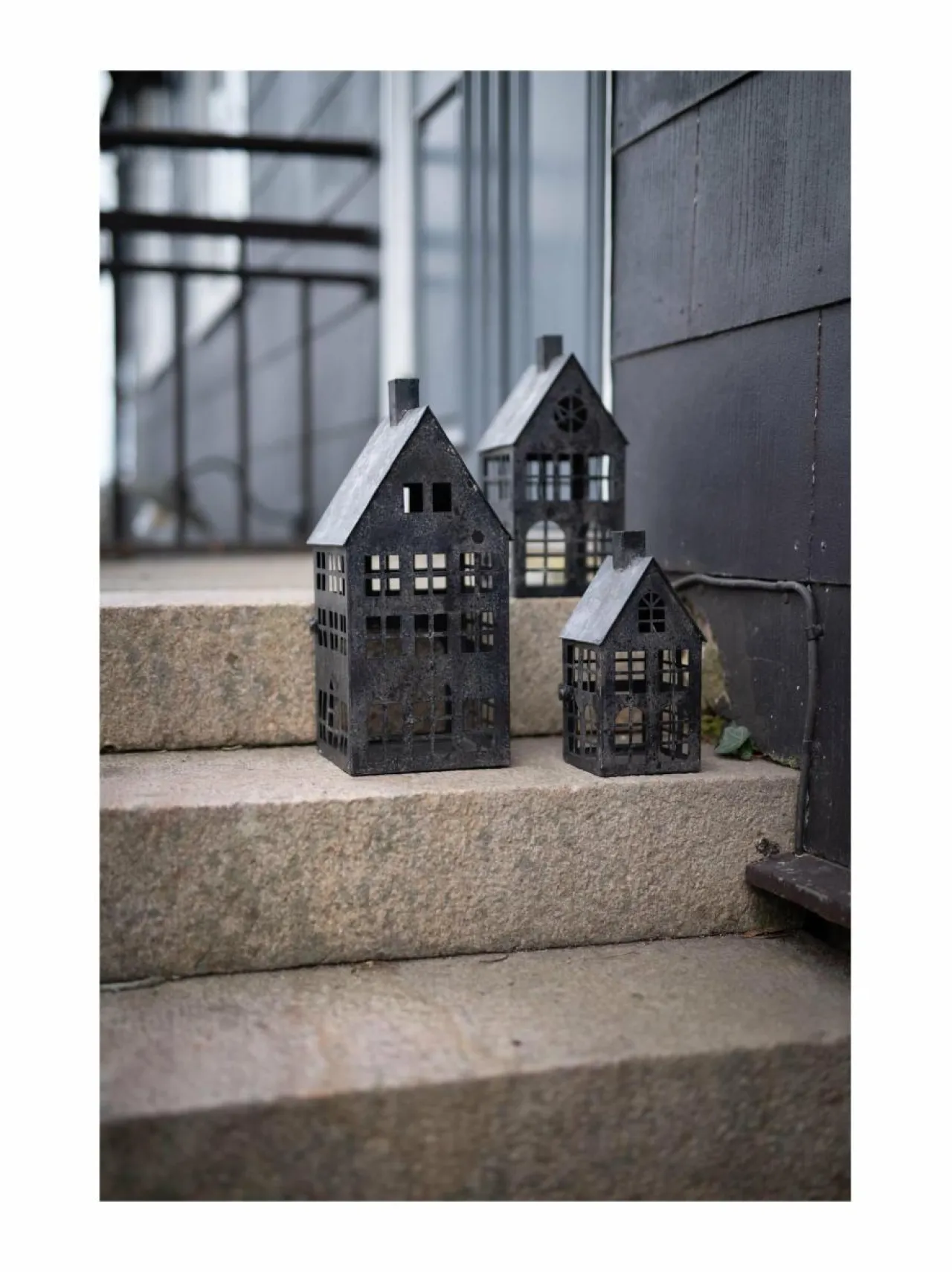 Puutarhakoristeet<Wikholm Form House-lyhty 12 x 25 cm ANTIQUE BLACK