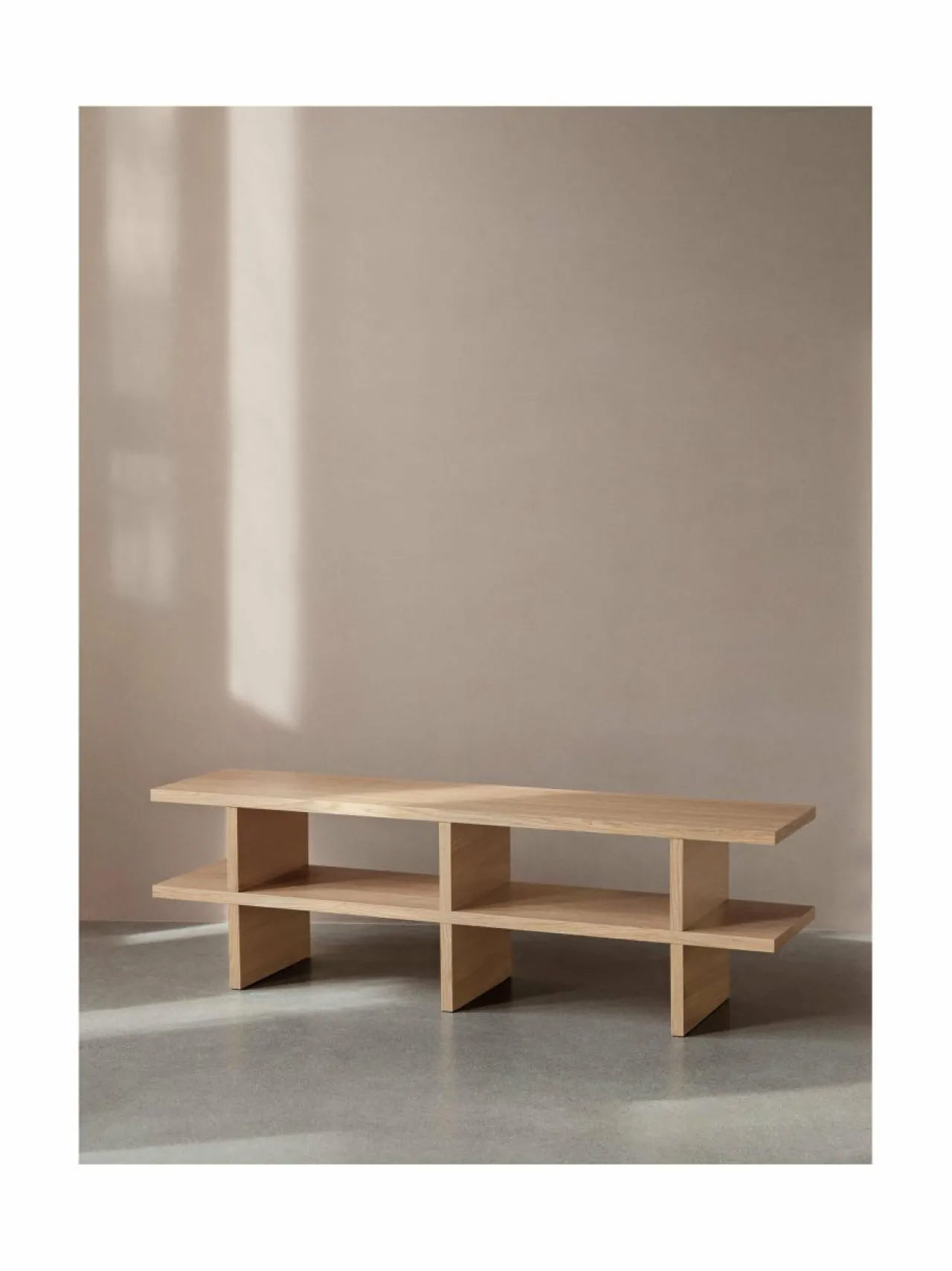 Ferm Living Kona-tammipenkki/hylly^ Tuolit & Jakkarat