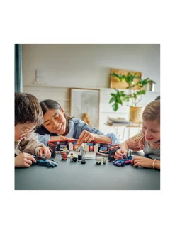 Rakennussarjat<LEGO CITY F1®-talli ja Mercedes-AMG‑ ja Alpine-autot 60444