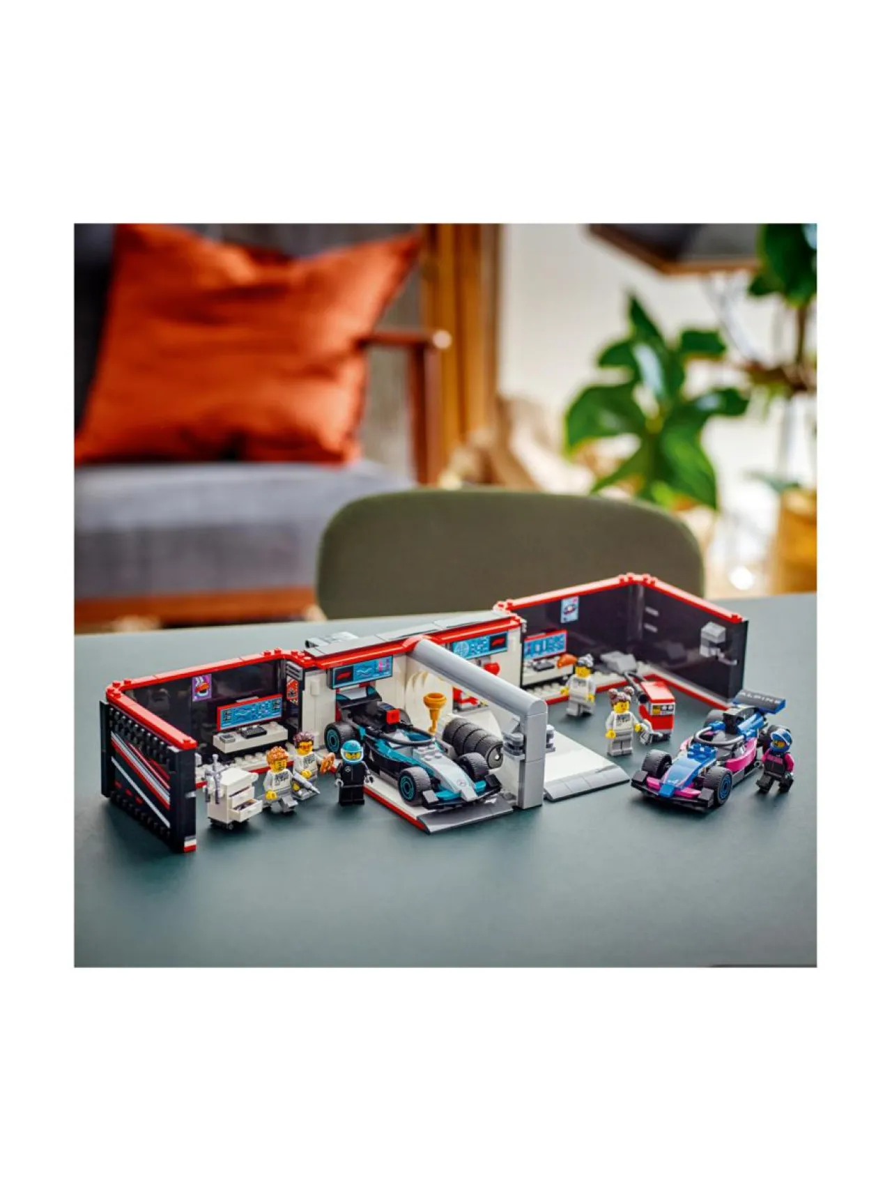 Rakennussarjat<LEGO CITY F1®-talli ja Mercedes-AMG‑ ja Alpine-autot 60444