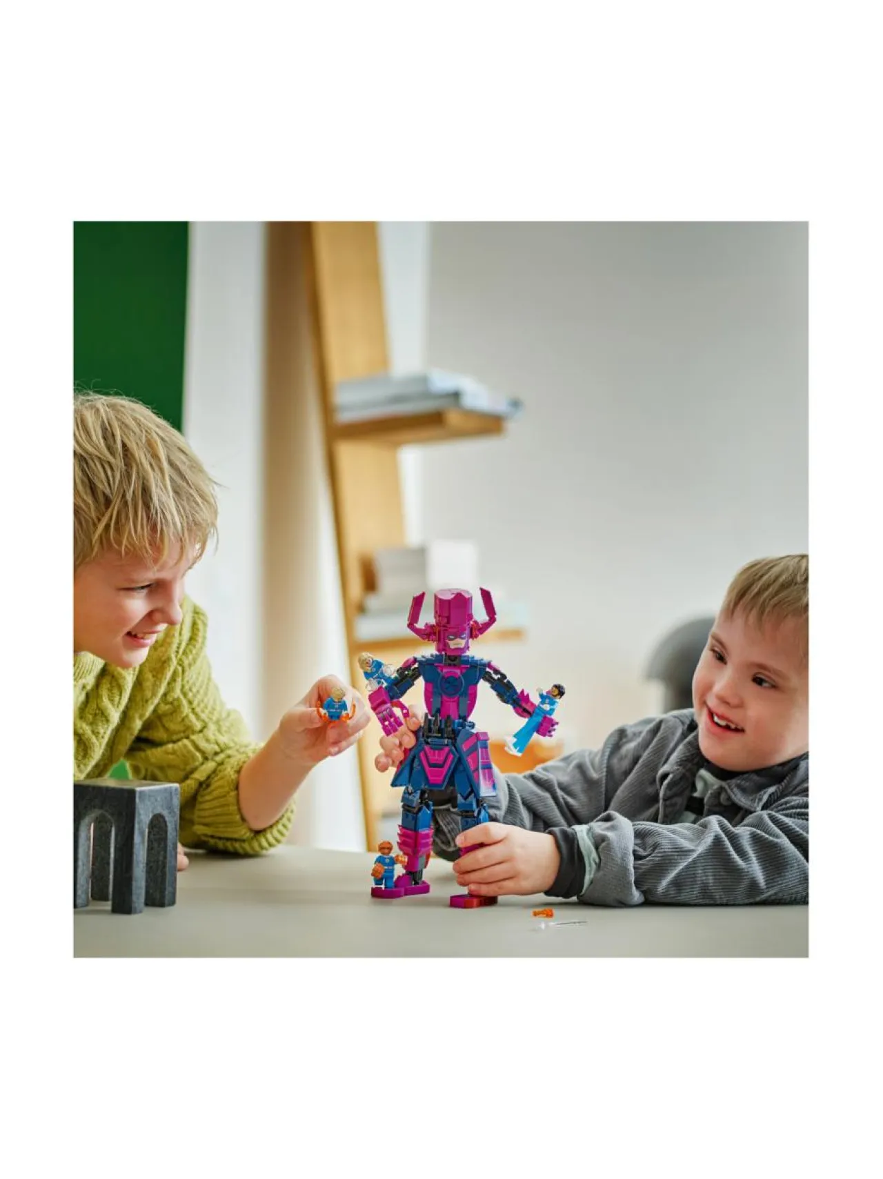 Rakennussarjat<LEGO SUPER HEROES Ihmeneloset vastaan Galactus-rakennushahmo 76316