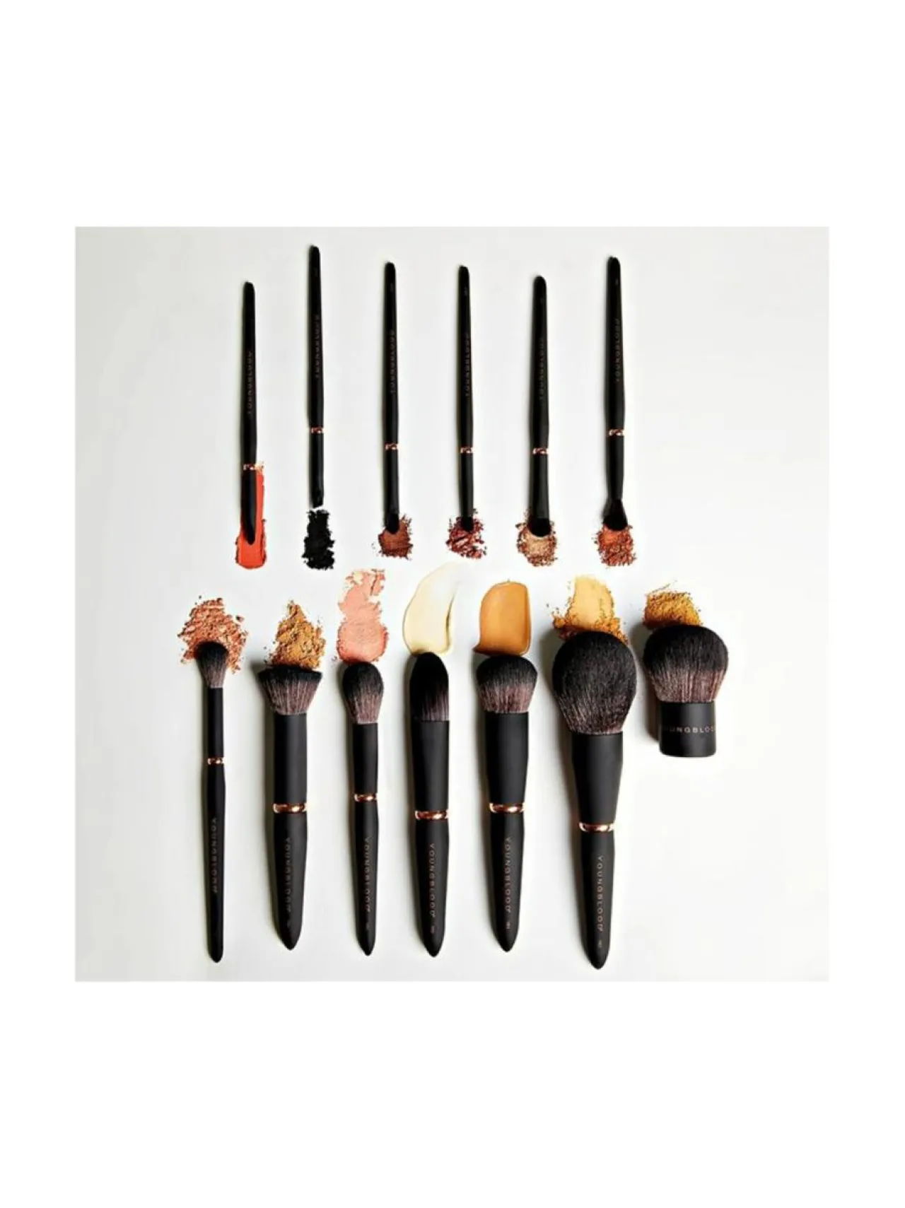 Meikkaustarvikkeet<Youngblood Luxe Powder Buffing Brush -tiivis meikkivoidesivellin 1kpl