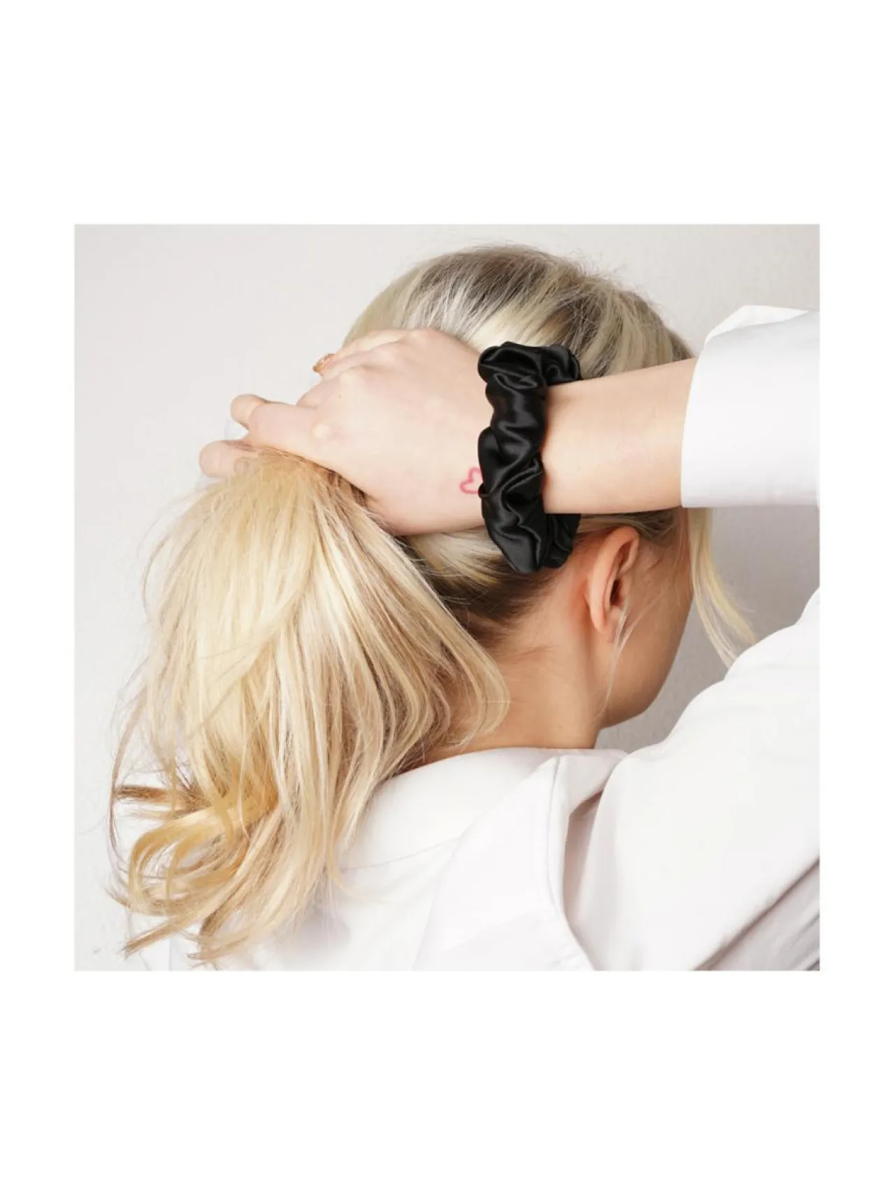 Upcycle with Jing Mulberry Silk Scrunchie -hiusdonitsi - musta^ Hiustarvikkeet