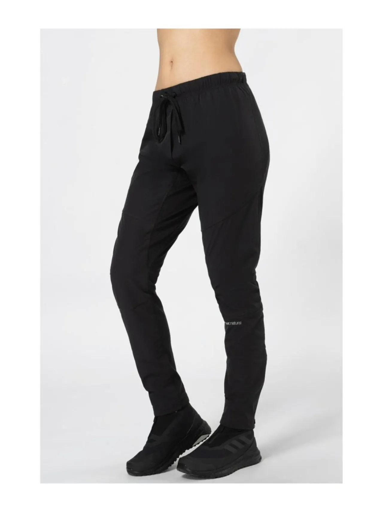 Urheiluhousut & Treenitrikoot<super.natural NAISTEN ALPINE ACTIVE PANTS HOUSUT JET BLACK/JET BLACK