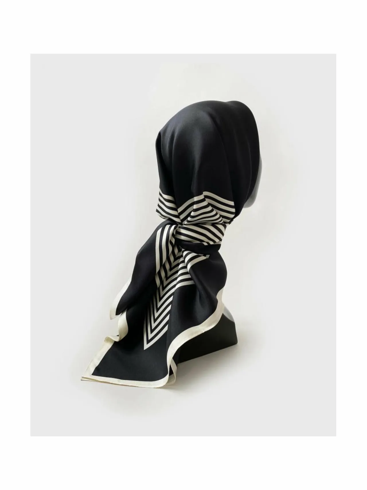 Huivit & Kaulaliinat<lescarf No. 2 -silkkihuivi BLACK & CREAM