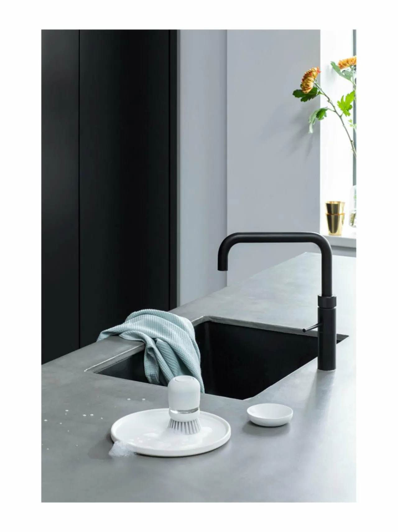 Keittiötarvikkeet<Brabantia Saippuaa annosteleva tiskiharja LIGHT GREY