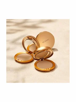 Aurinkotuotteet<SENSAI Silky Bronze Natural Veil Compact SPF 20 -aurinkosuojapuuteri 8,5 g SC04 DARK