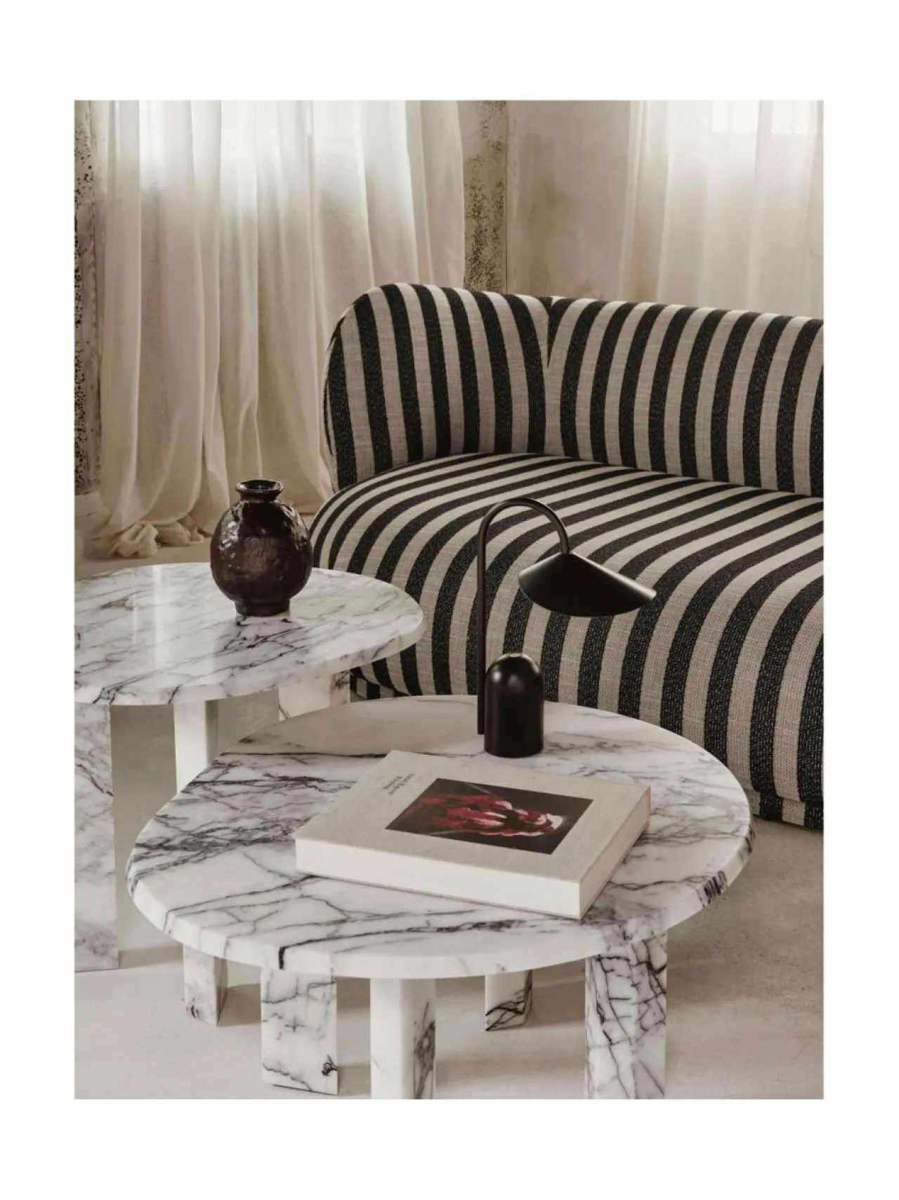 Pöydät<Ferm Living Taula-marmorinen sivupöytä WHITE/CHARCOAL