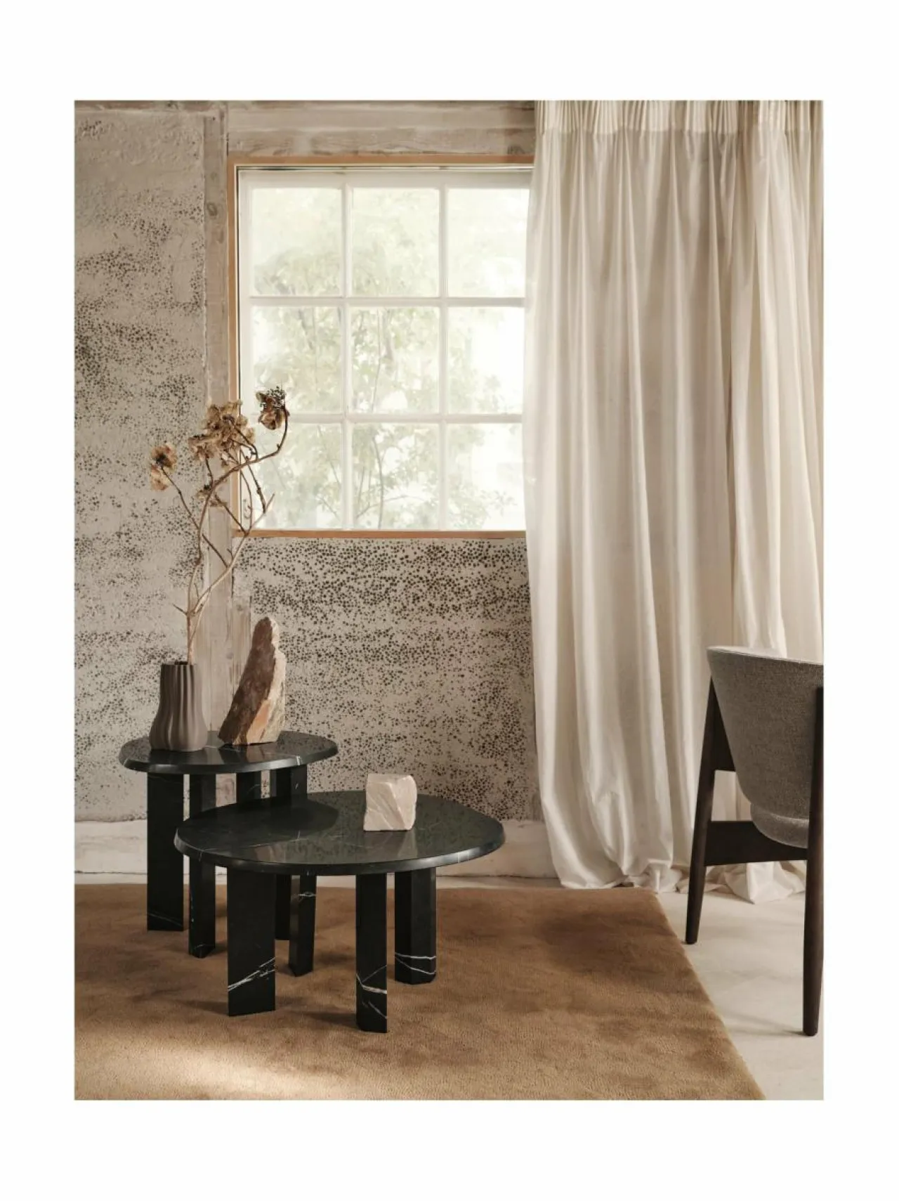 Pöydät<Ferm Living Taula-marmorinen sivupöytä BLACK