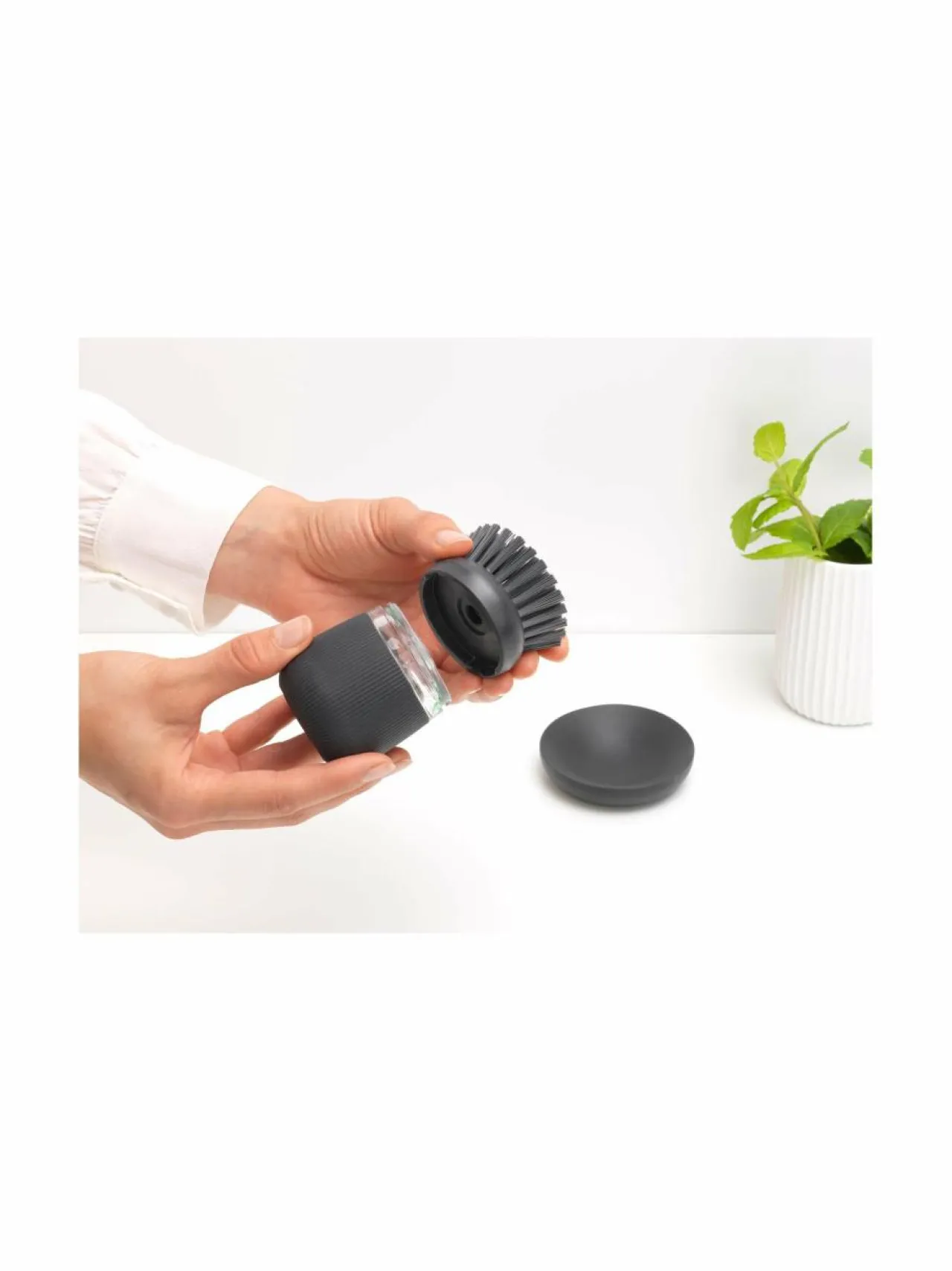 Keittiötarvikkeet<Brabantia Tiskiharja saippuatäytöllä DARK GREY