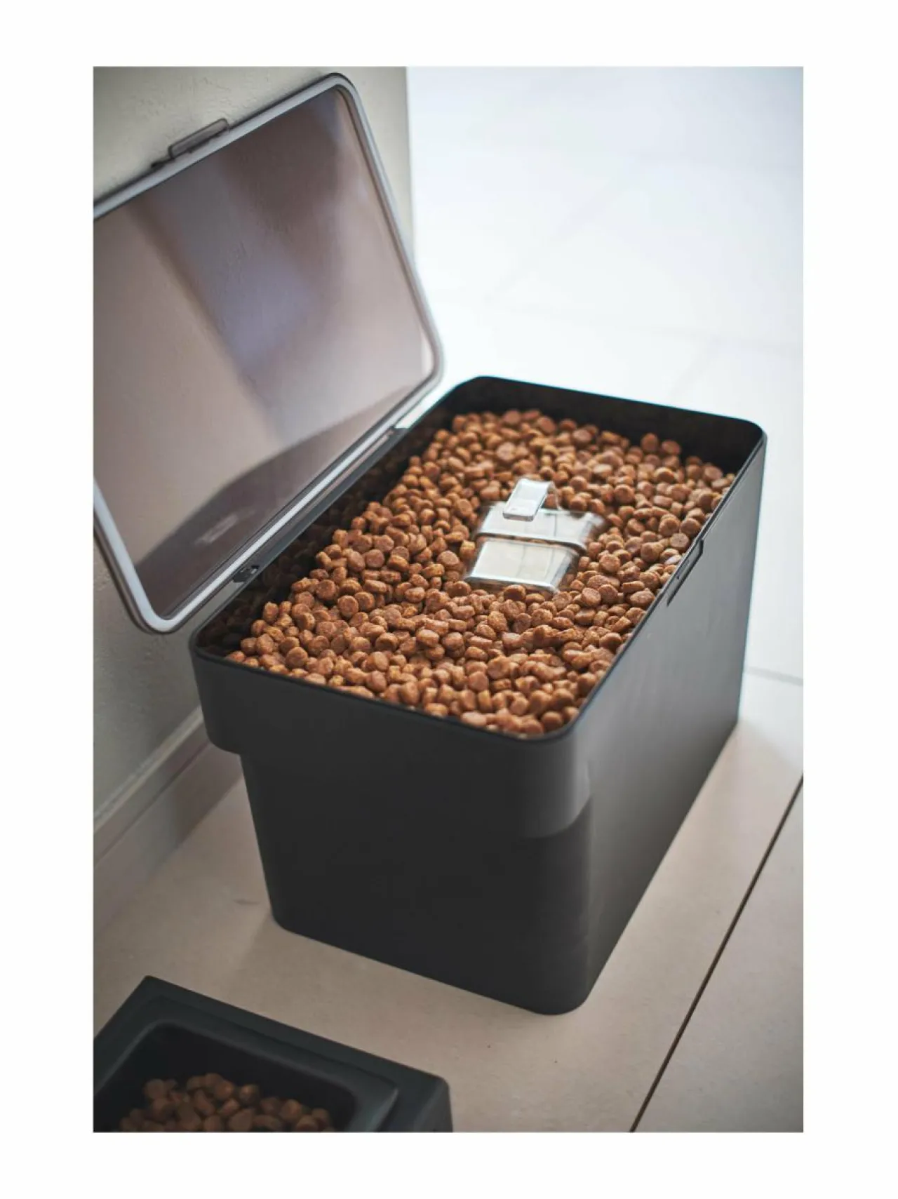 Säilytys<Yamazaki Tower Pet Food -säilytyslaatikko 6 l BLACK