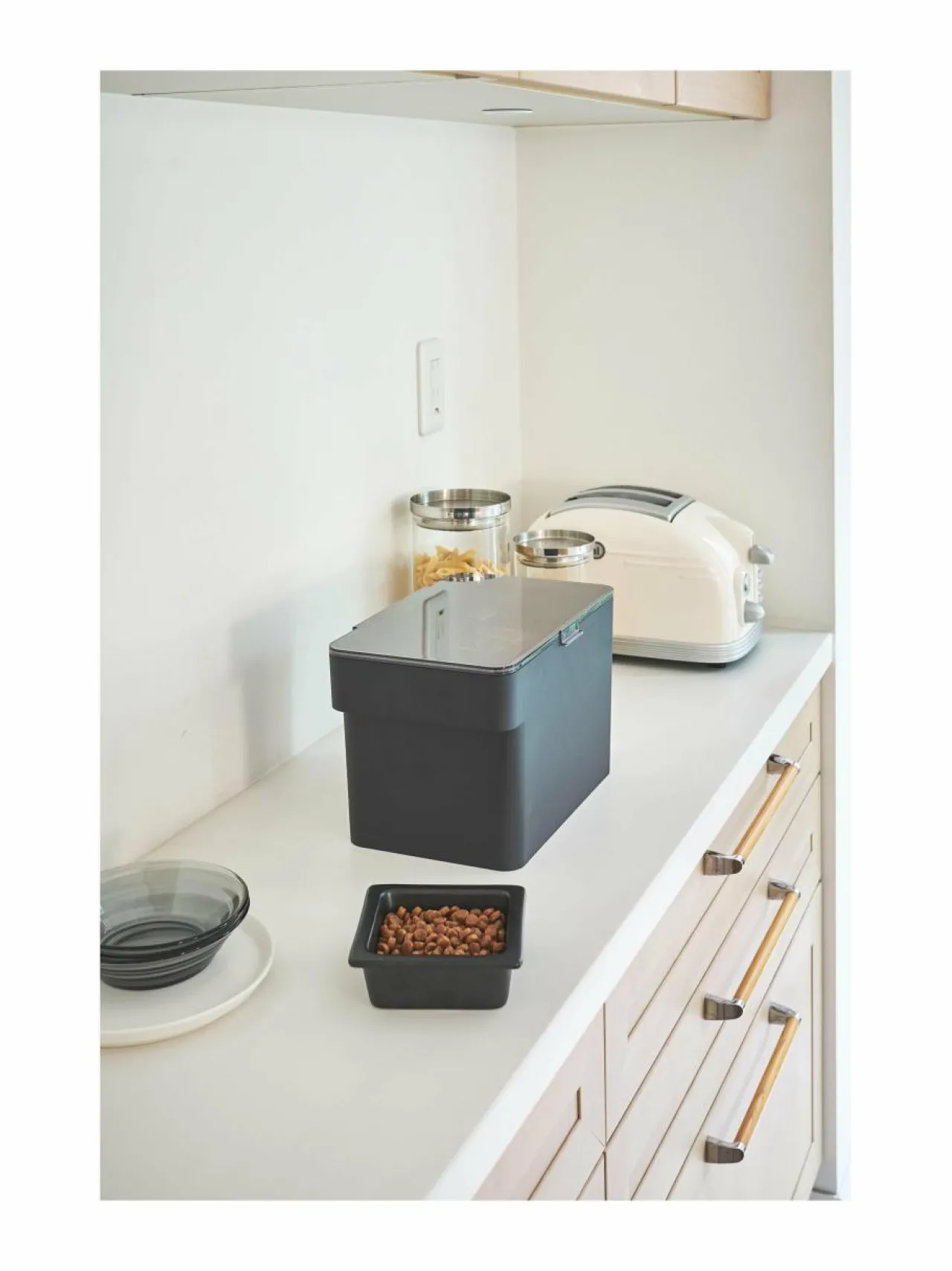 Säilytys<Yamazaki Tower Pet Food -säilytyslaatikko 6 l BLACK