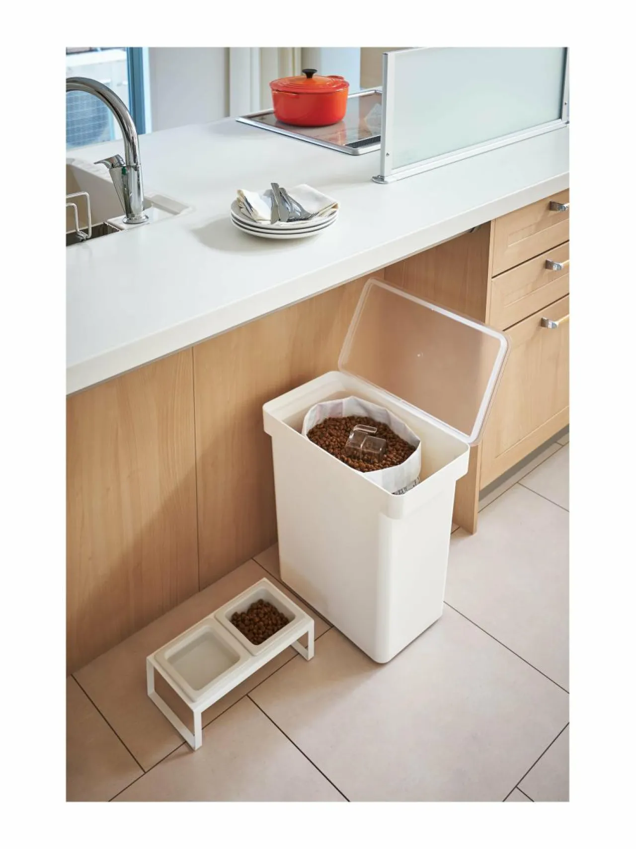 Säilytys<Yamazaki Tower-lemmikinruokalaatikko 25 l WHITE