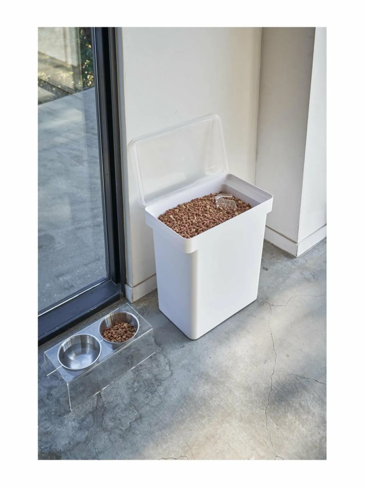 Säilytys<Yamazaki Tower-lemmikinruokalaatikko 25 l WHITE