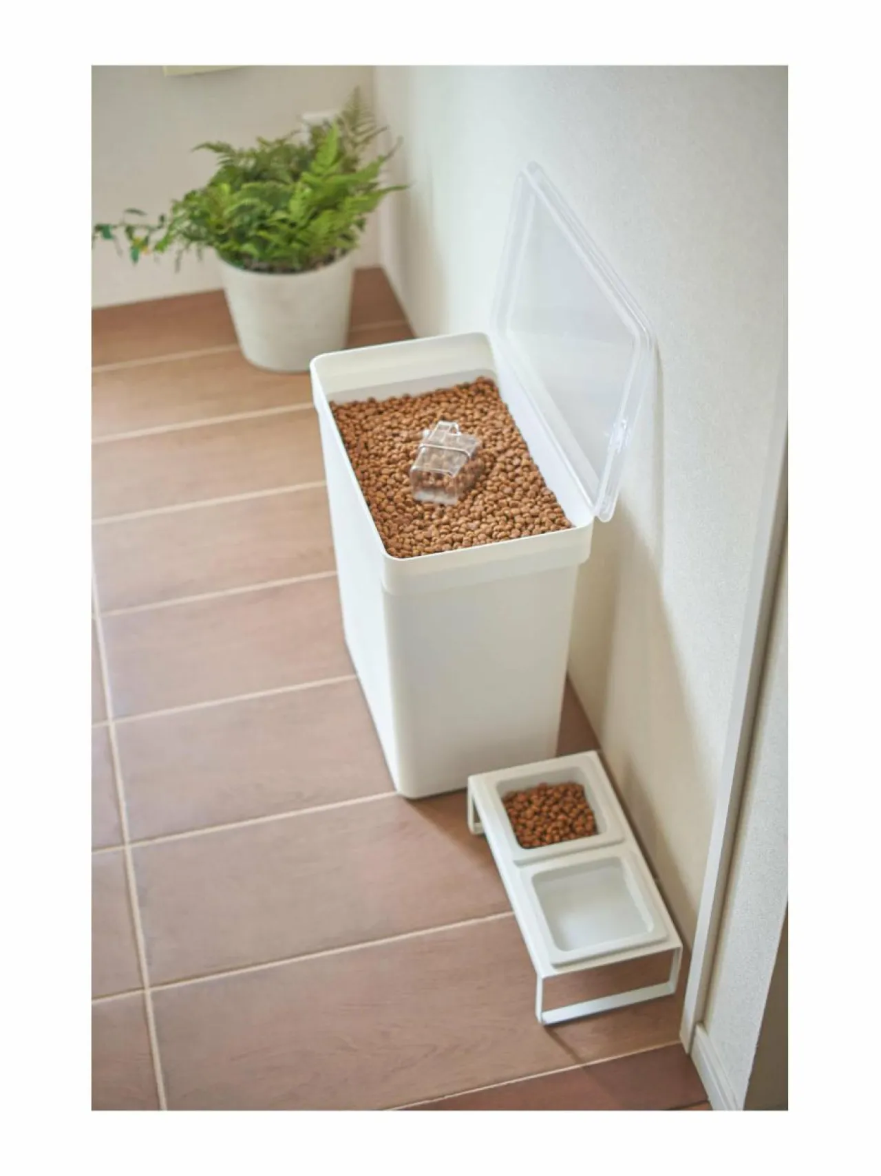 Säilytys<Yamazaki Tower-lemmikinruokalaatikko 25 l WHITE