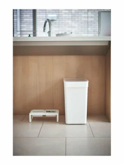 Säilytys<Yamazaki Tower-lemmikinruokalaatikko 25 l WHITE