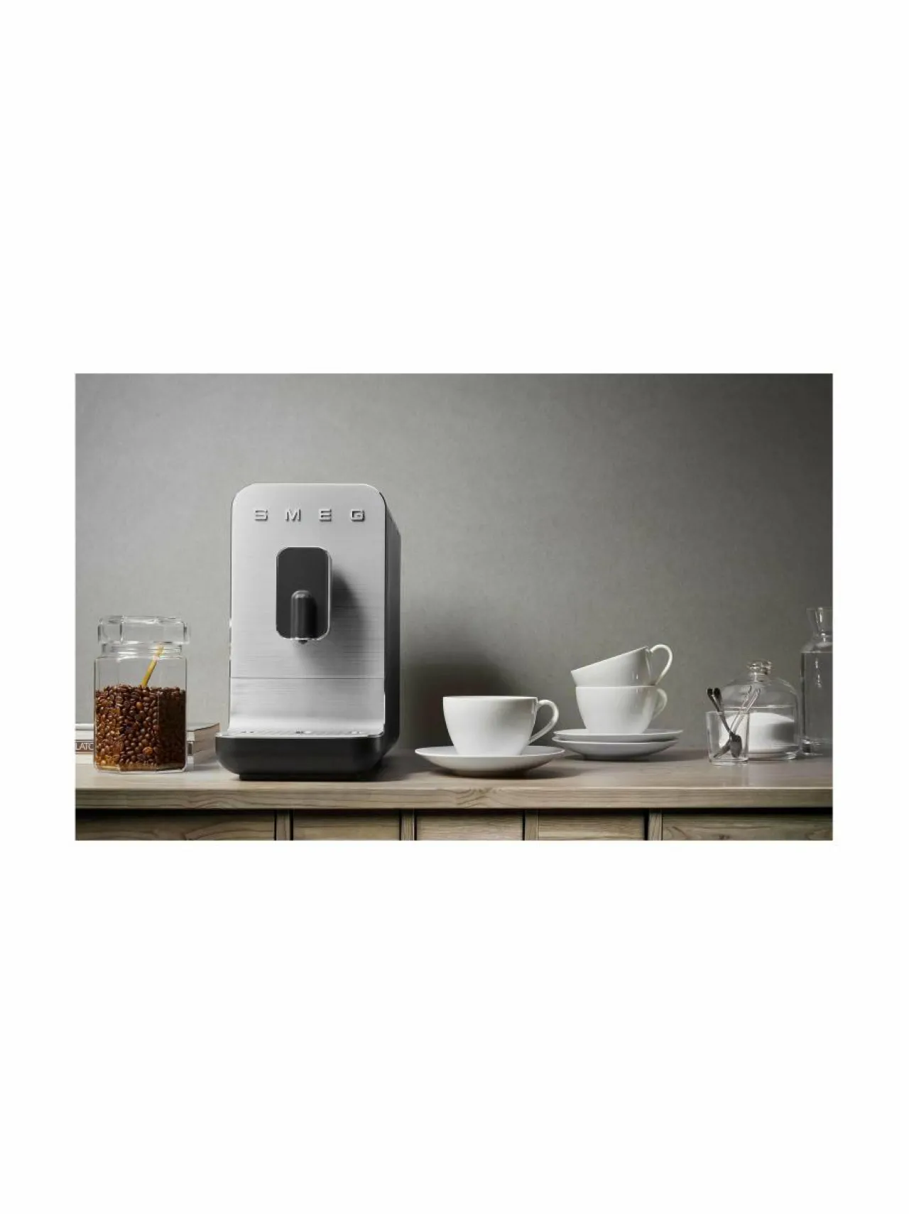 Kahvin- & Vedenkeittimet<Smeg Täysautomaattinen kahvikone BLACK